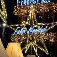 4656_1384 Leuchtschrift Frohes Fest - Feliz Navidad an einer Hausfassade. | 